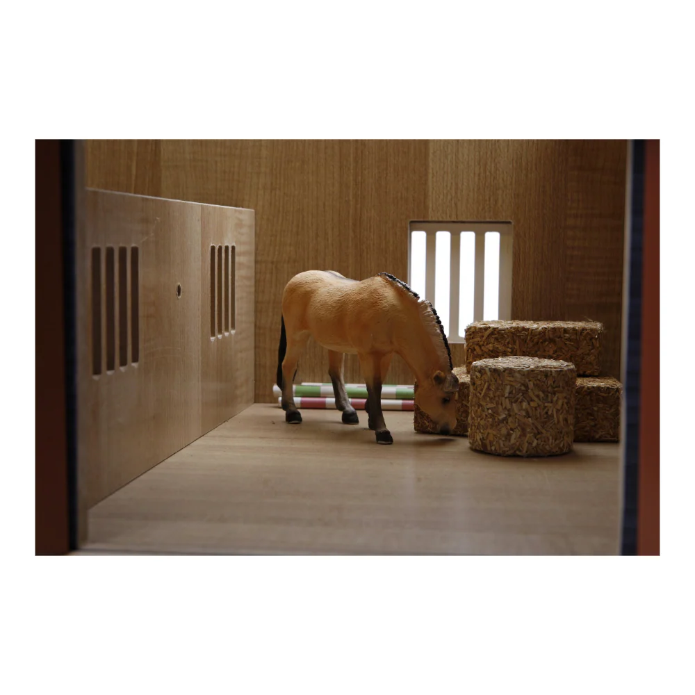 1:24 Horse Stable with Boxes & Workshop - Image 2