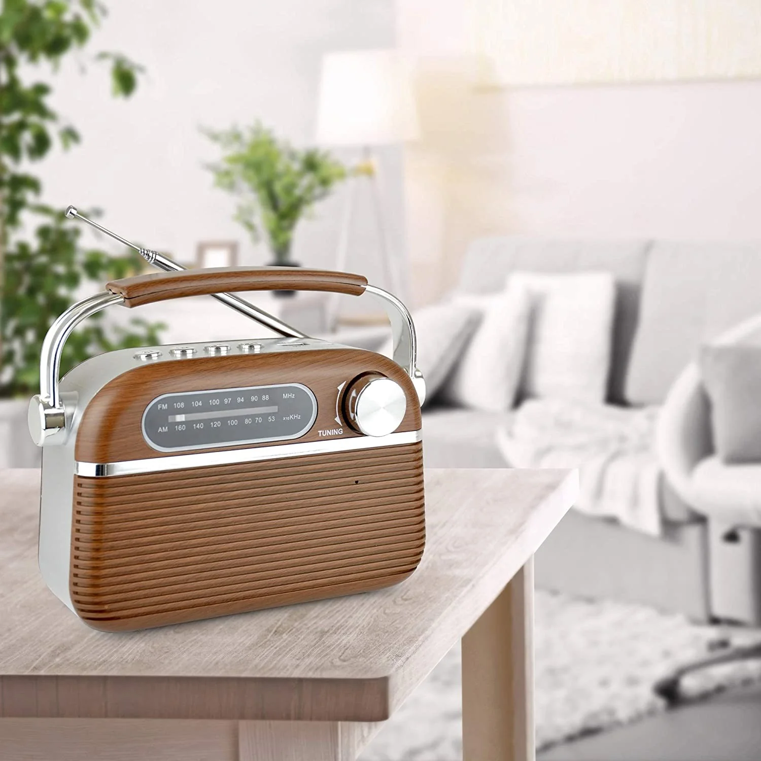Lloytron FM/AM Rechargeable Portable Vintage Radio - Image 4